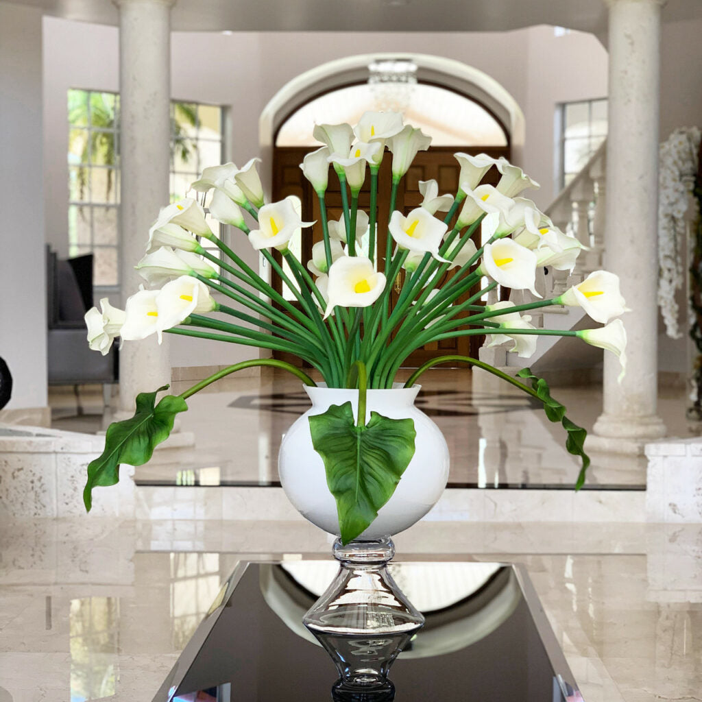 Edle Vase mit mehreren weißen Calla-Lilien