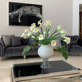 Edle Vase mit mehreren weißen Calla-Lilien