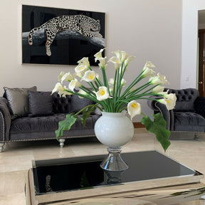 Edle Vase mit mehreren weißen Calla-Lilien